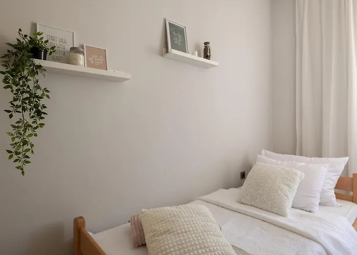 Next To Amphitheatre Πούλα