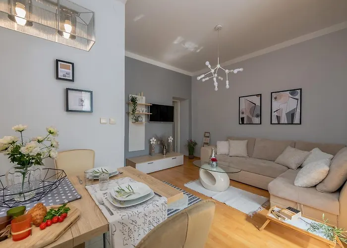 Next To Amphitheatre * Πούλα